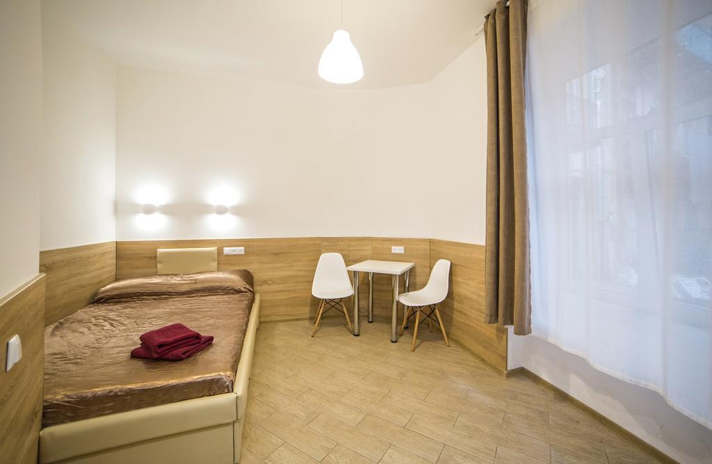 Mini Economy Apartments - Chornovola Avenue - 2 Minutes To The Opera House Liov Exterior foto